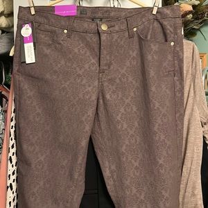Mid rise patterned ankle skinny pants.
